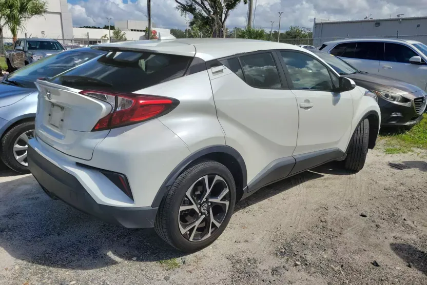2021 Toyota C-HR XLE photo 1