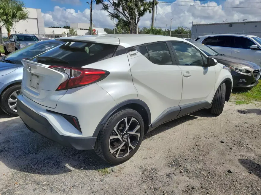 2021 Toyota C-HR XLE photo 1
