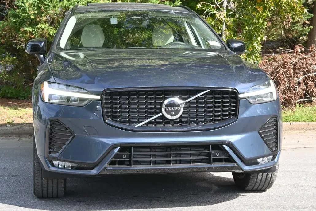 2025 Volvo XC60 B5 Plus photo 1