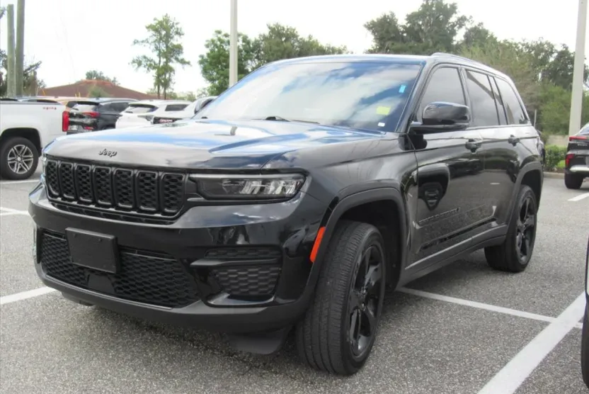 2023 Jeep Grand Cherokee Altitude photo 1