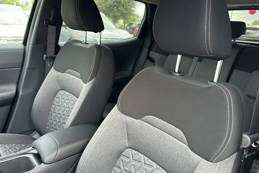 2025 Nissan Kicks SV photo 1
