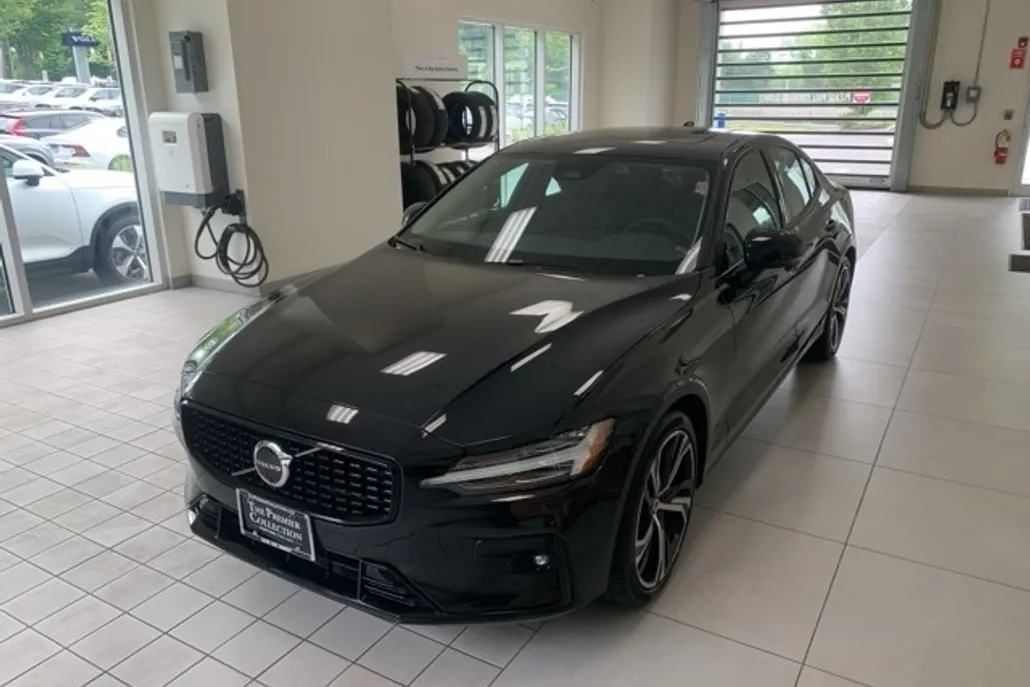 2025 Volvo S60 B5 Plus photo 1