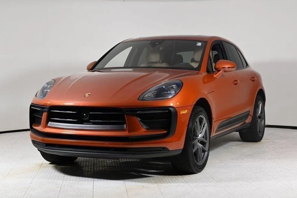 2023 Porsche Macan T photo 1