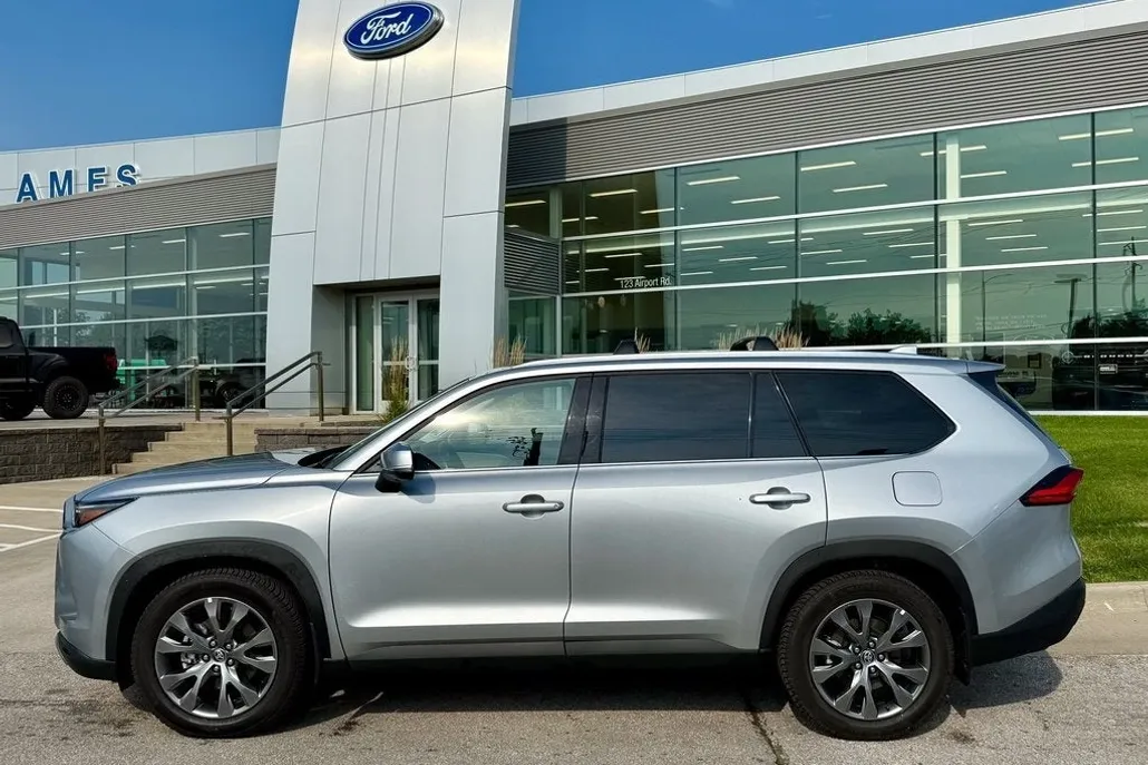 2024 Toyota Highlander Hybrid Limited photo 1