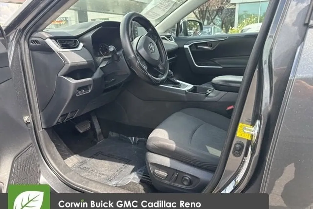 2020 Toyota RAV4 XLE photo 1