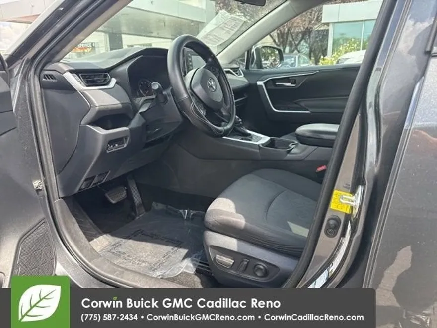 2020 Toyota RAV4 XLE photo 1
