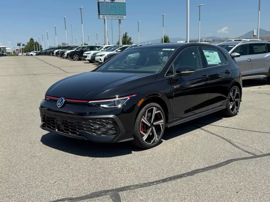 2025 Volkswagen Golf GTI SE photo 1