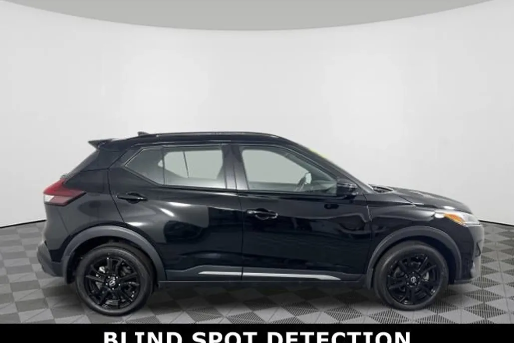 2024 Nissan Kicks SR photo 1