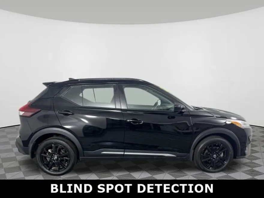2024 Nissan Kicks SR photo 1