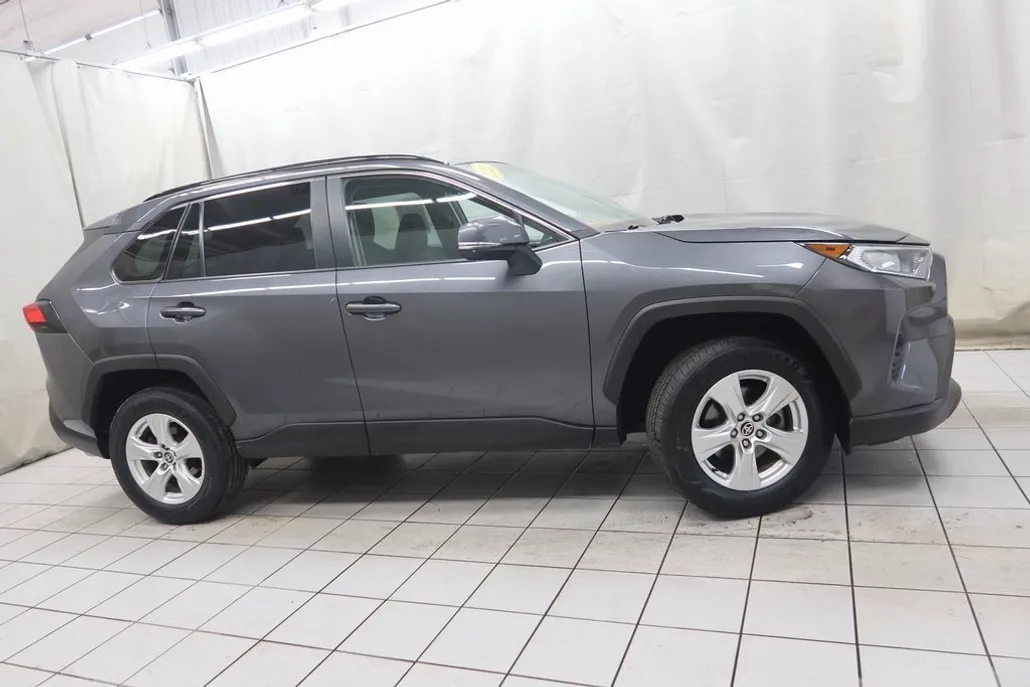 2021 Toyota RAV4 XLE photo 1