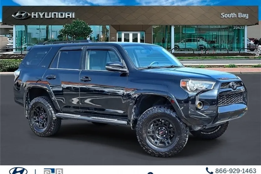 2017 Toyota 4Runner SR5 photo 1