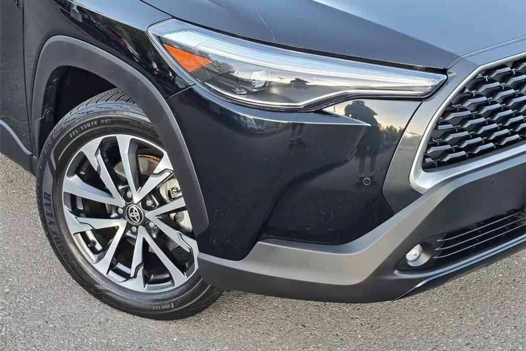 2024 Toyota Corolla Cross XLE photo 1