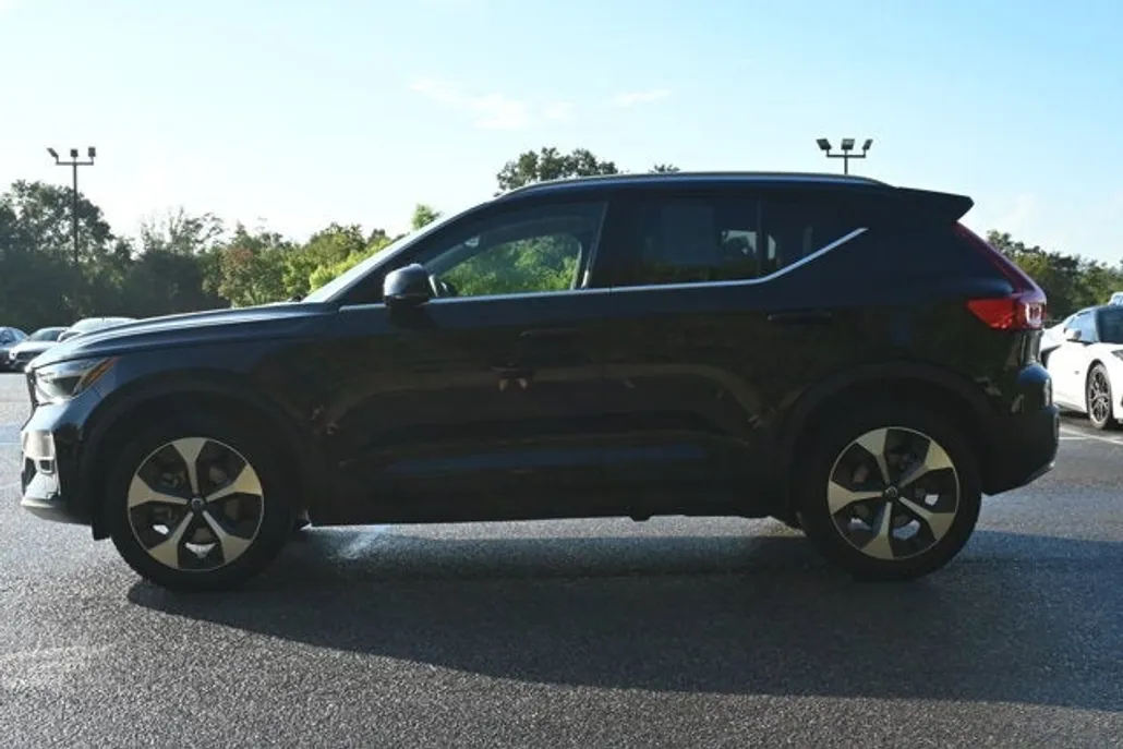2025 Volvo XC40 Plus photo 1