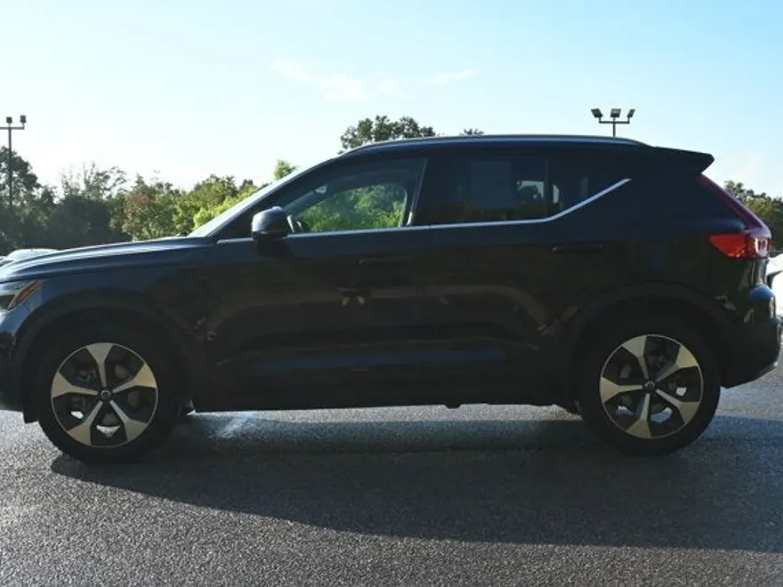 2025 Volvo XC40 Plus photo 1