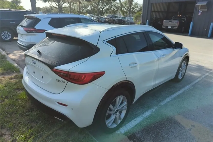 2018 Infiniti QX30 Premium photo 1