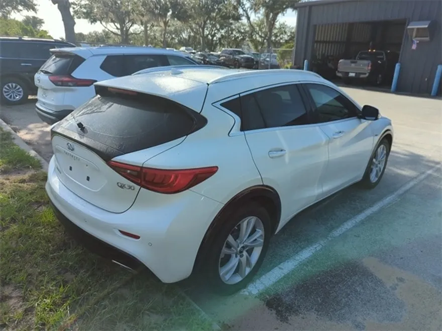 2018 Infiniti QX30 Premium photo 1