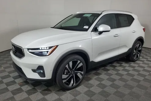 2025 Volvo XC40 photo 3