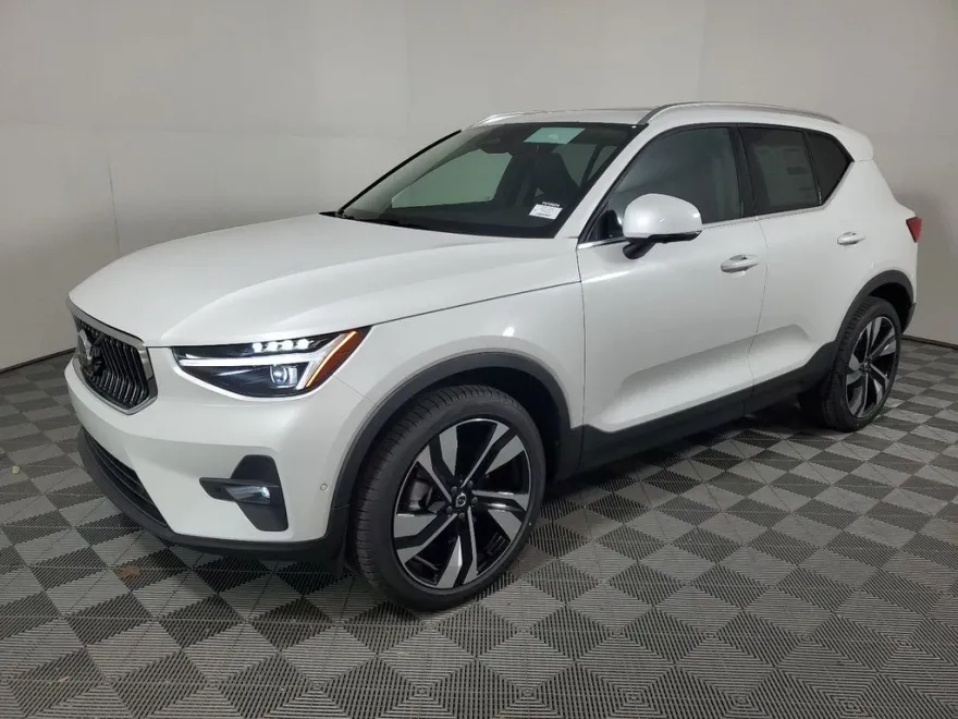 2025 Volvo XC40 photo 3