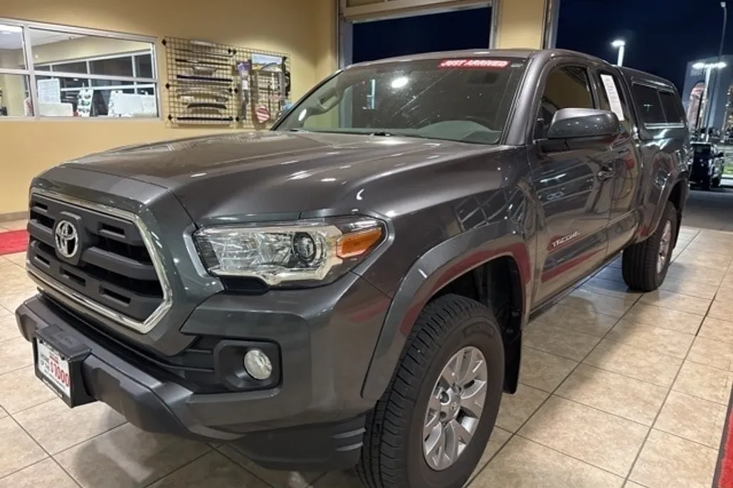 2017 Toyota Tacoma SR5 V6 photo 1