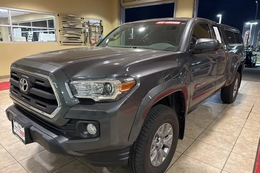 2017 Toyota Tacoma SR5 TRD Sport photo 1