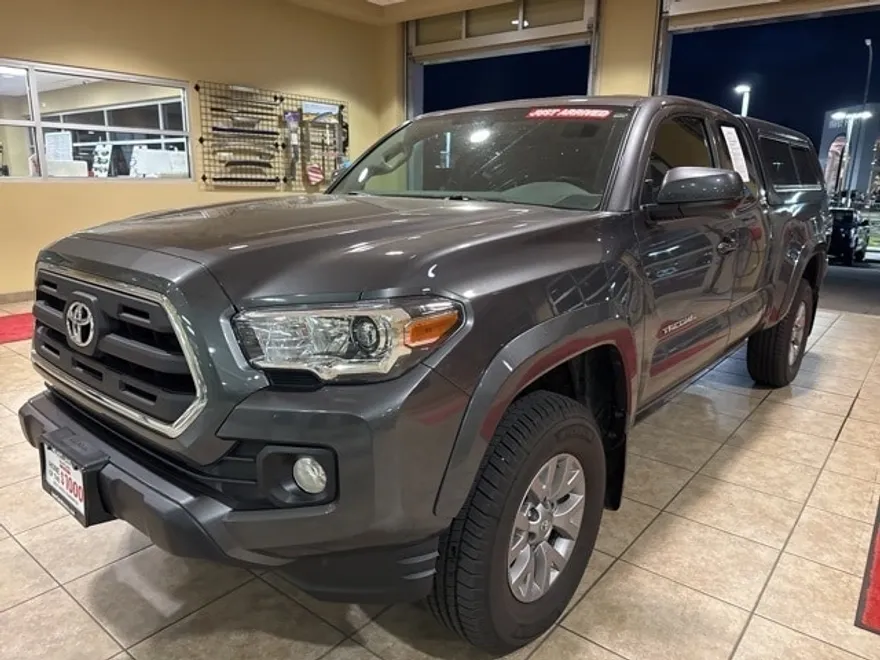 2017 Toyota Tacoma SR5 V6 photo 1