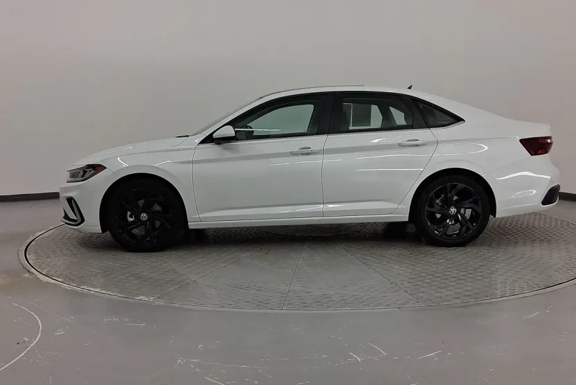 2025 Volkswagen Jetta SE photo 1