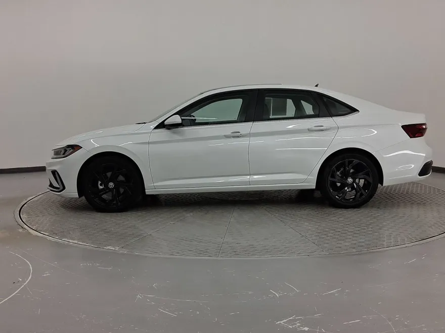 2025 Volkswagen Jetta SE photo 1