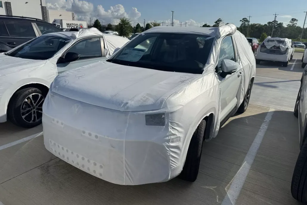 2025 Volkswagen Taos SE photo 1