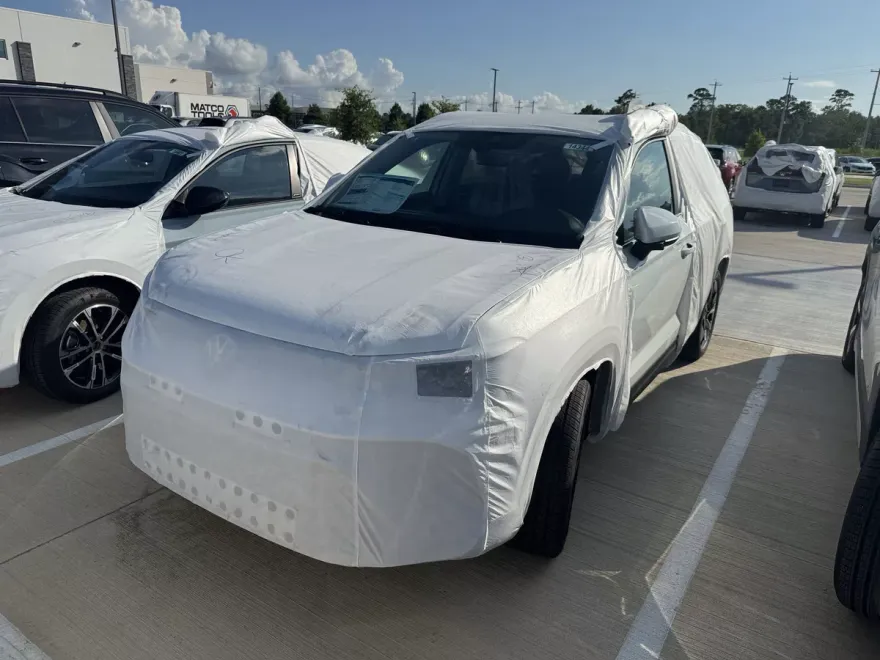 2025 Volkswagen Taos SE photo 1