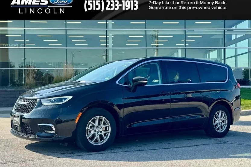 2024 Chrysler Pacifica Touring L photo 1