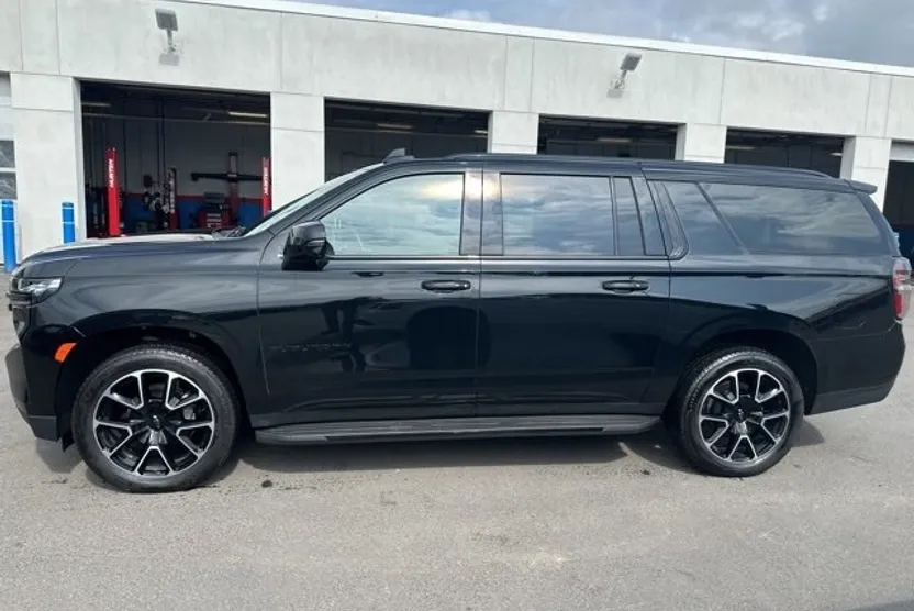 2024 Chevrolet Suburban RST photo 1