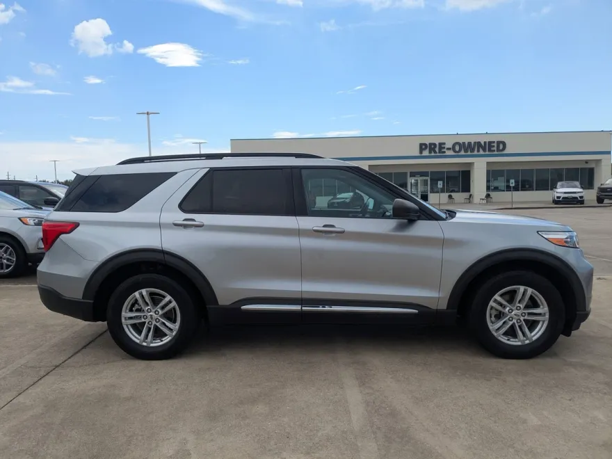 2022 Ford Explorer XLT photo 1