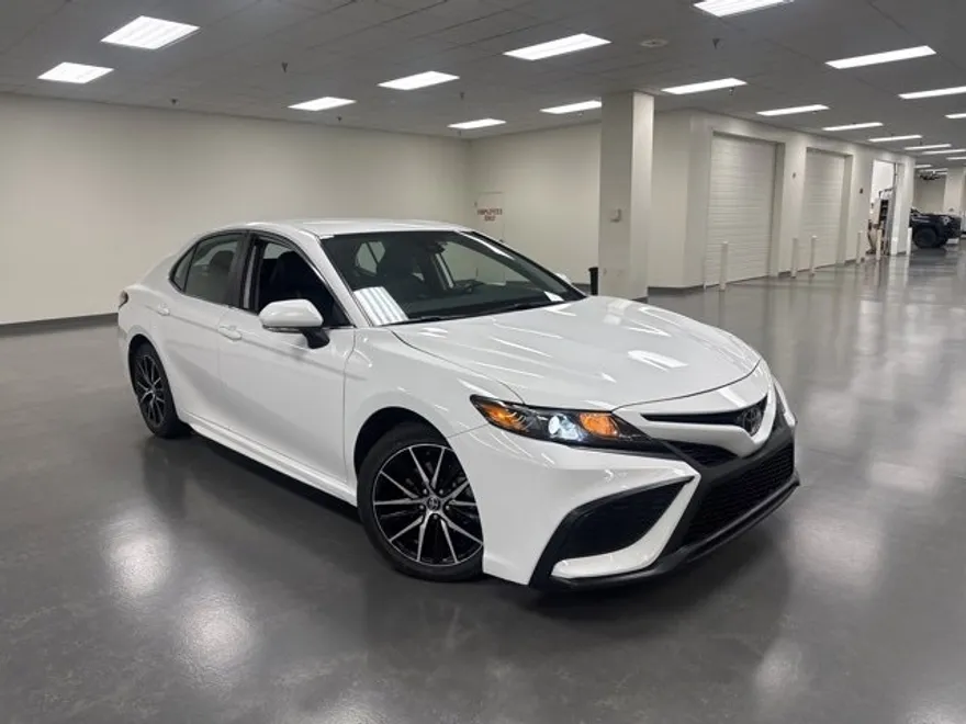 2023 Toyota Camry SE photo 1