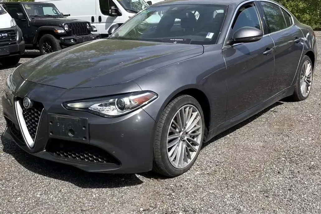 2017 Alfa Romeo Giulia Ti photo 1