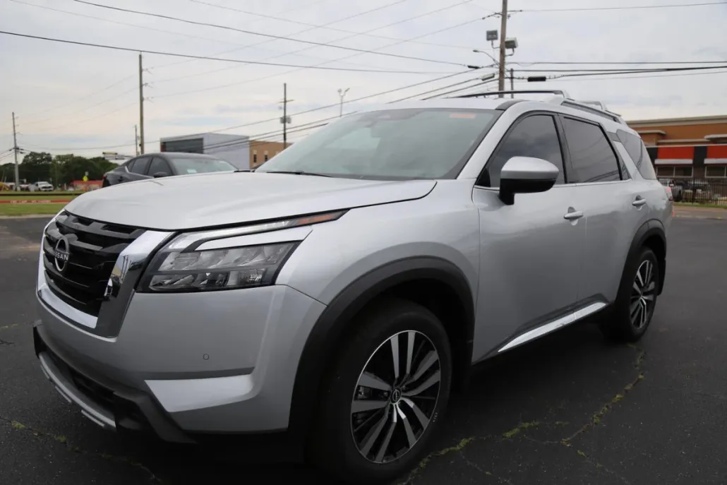 2025 Nissan Pathfinder Platinum photo 1