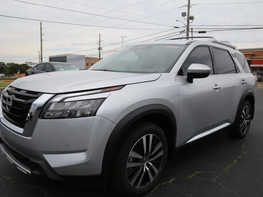 2025 Nissan Pathfinder Platinum photo 1