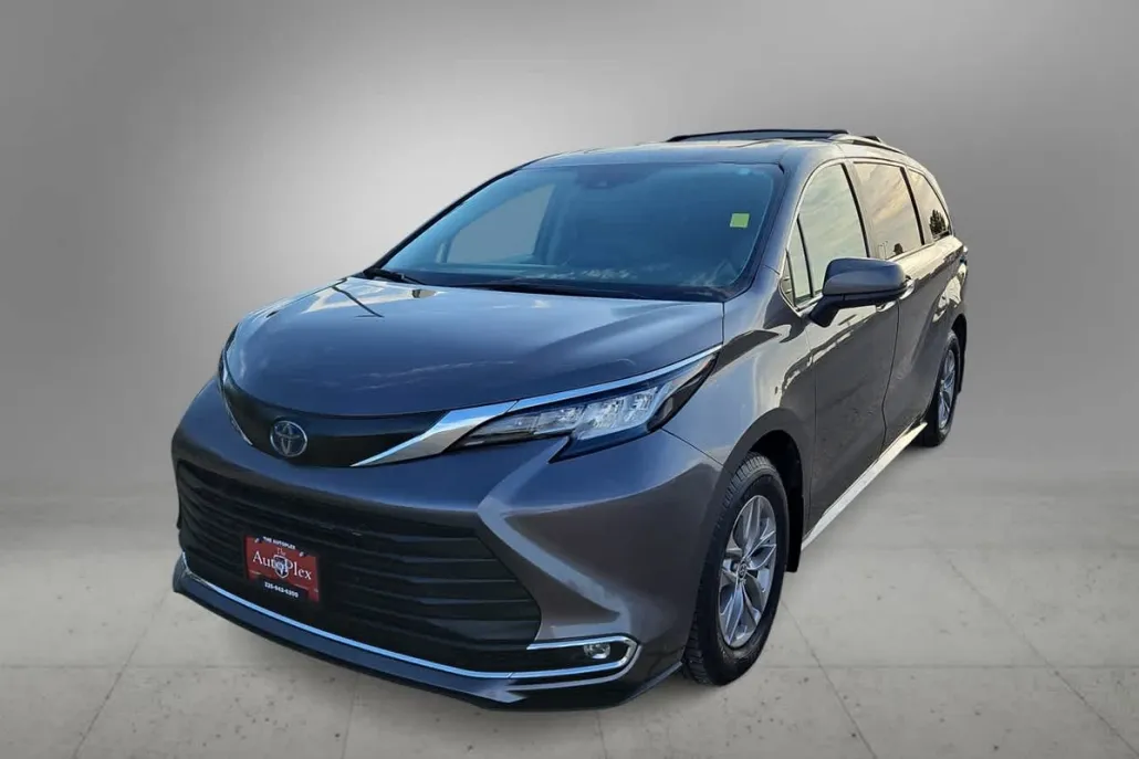 2022 Toyota Sienna XLE photo 1