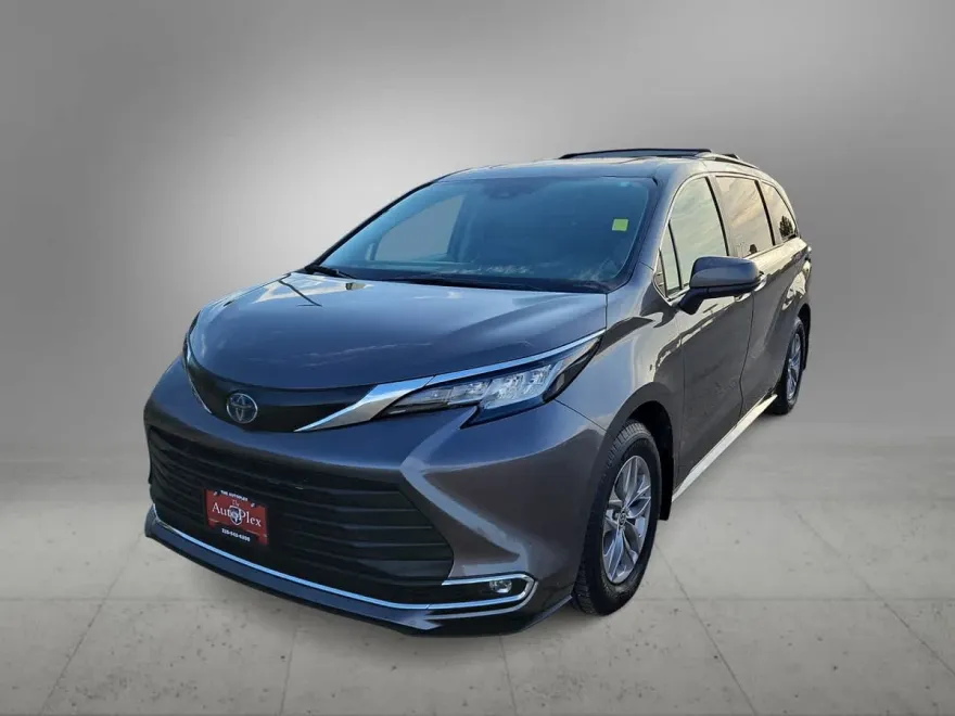 2022 Toyota Sienna XLE photo 1