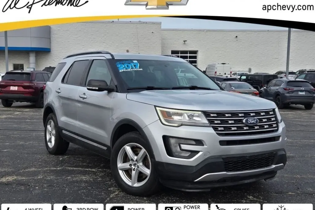 2017 Ford Explorer XLT photo 1
