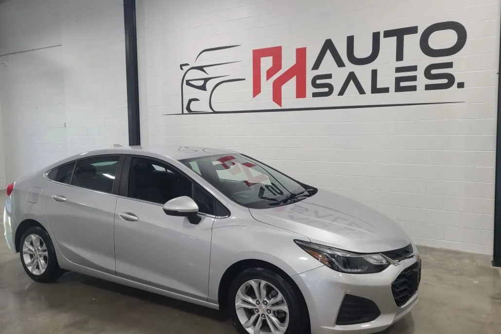 2019 Chevrolet Cruze LT photo 1