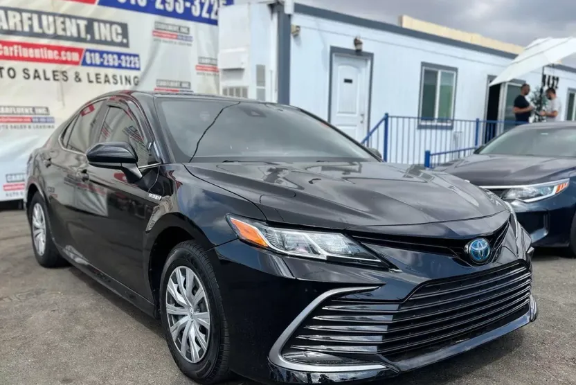 2021 Toyota Camry Hybrid LE photo 1