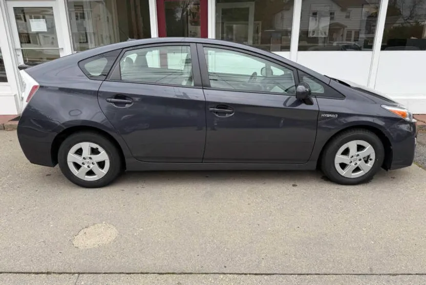 2010 Toyota Prius Three photo 1