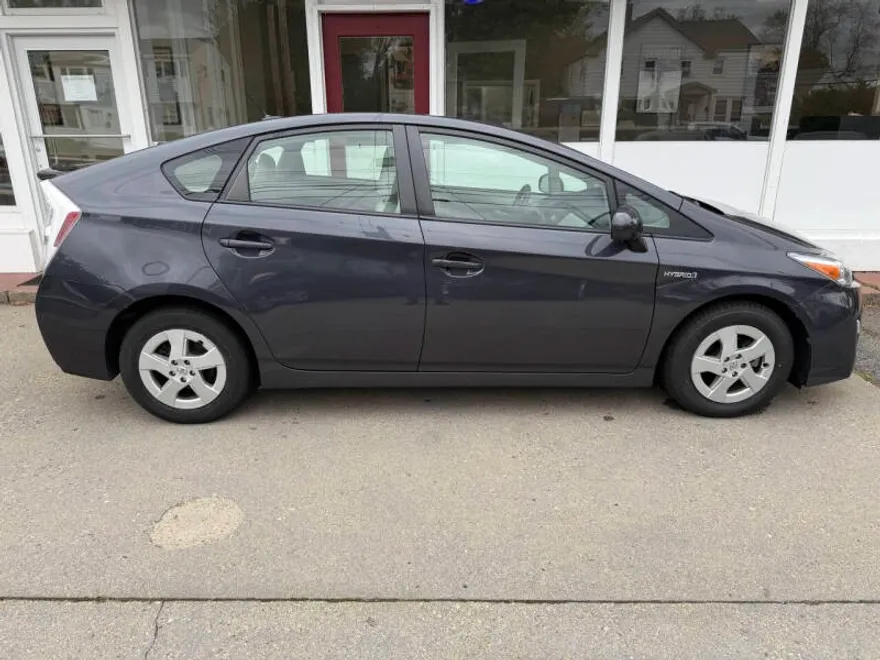 2010 Toyota Prius Three photo 1