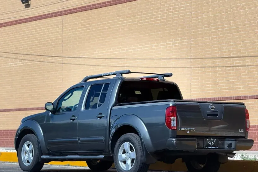 2005 Nissan Frontier Crew Cab LE photo 1
