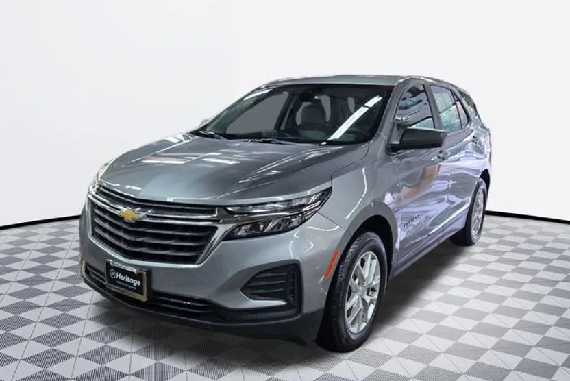 2023 Chevrolet Equinox LS photo 1