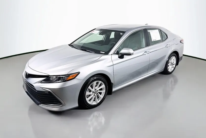 2023 Toyota Camry LE photo 1