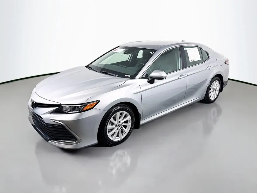 2023 Toyota Camry LE photo 1
