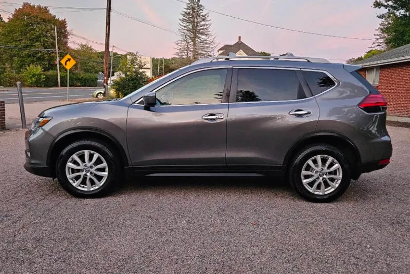 2017 Nissan Rogue SV photo 1