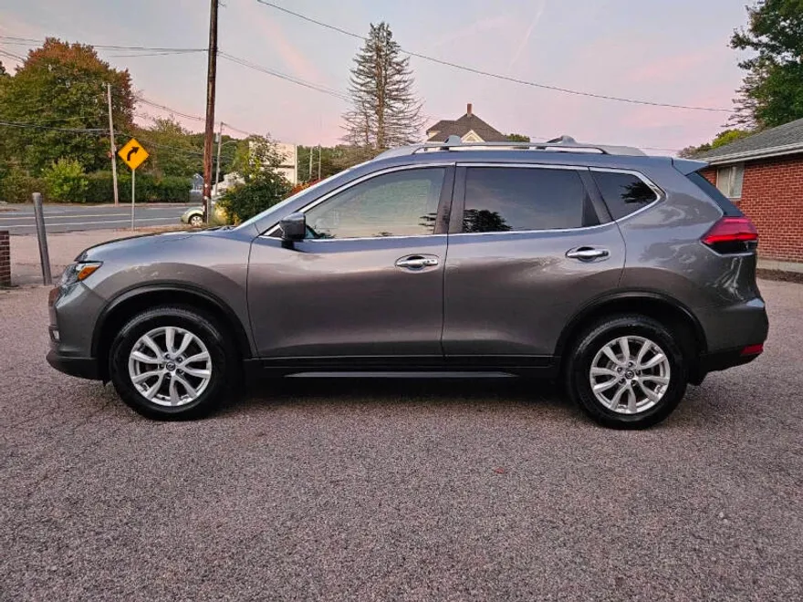2017 Nissan Rogue SV photo 1