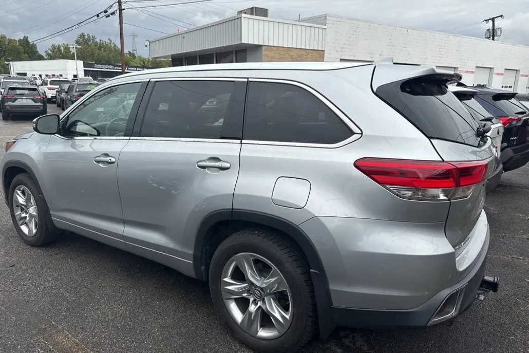 2017 Toyota Highlander Limited photo 1